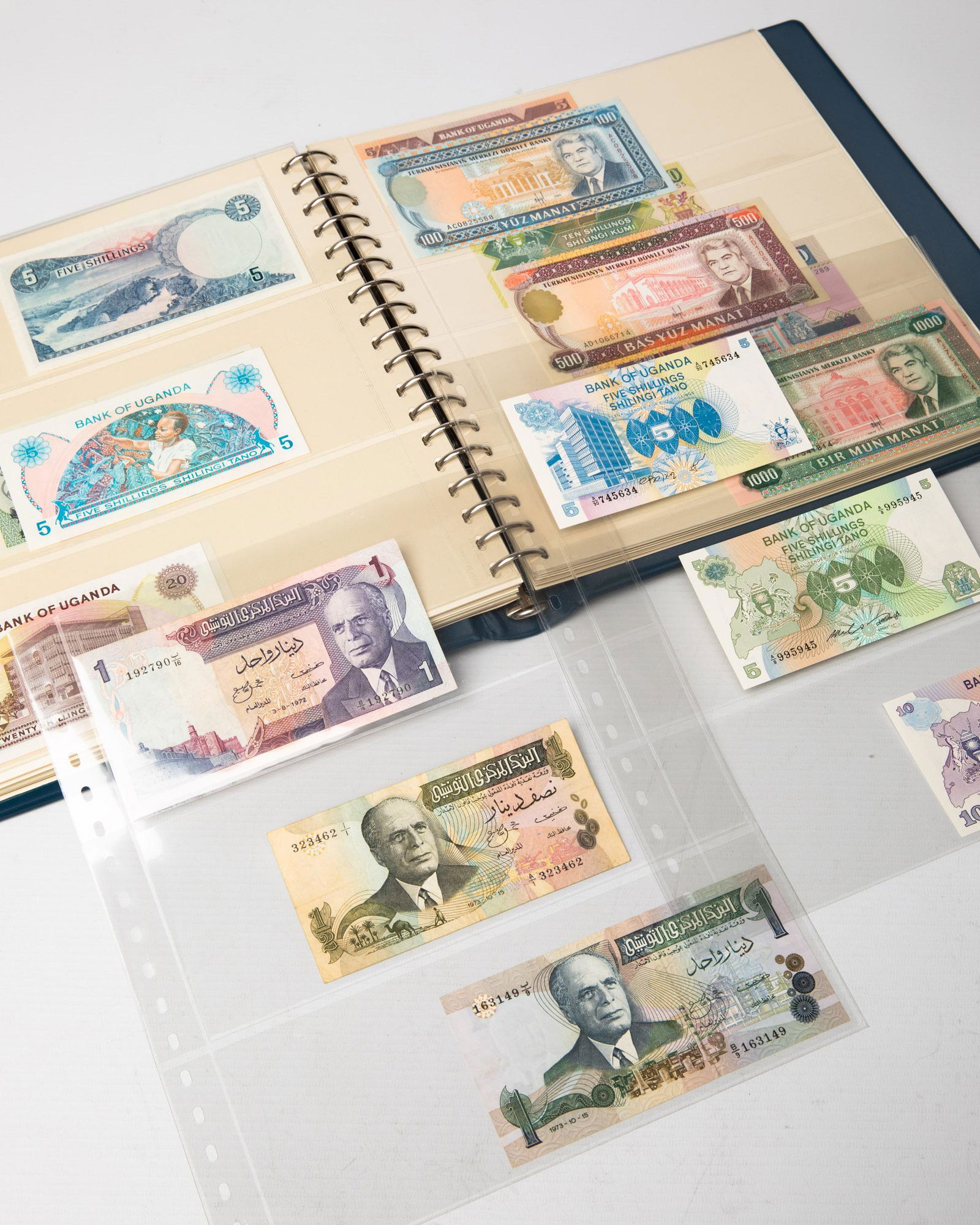 Album different bank notes various countries T-U (1 of 20)