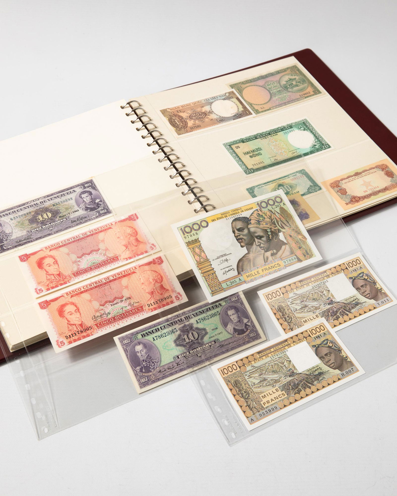 Album different bank notes various countries V-W (1 of 18)