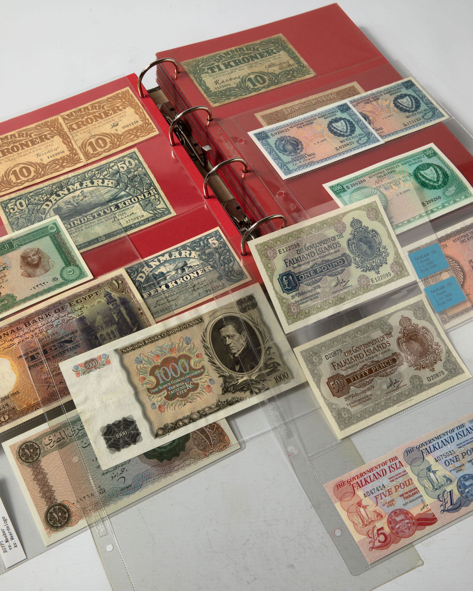 Album different bank notes countries C-F Cyprus-Fiji (1 of 20)
