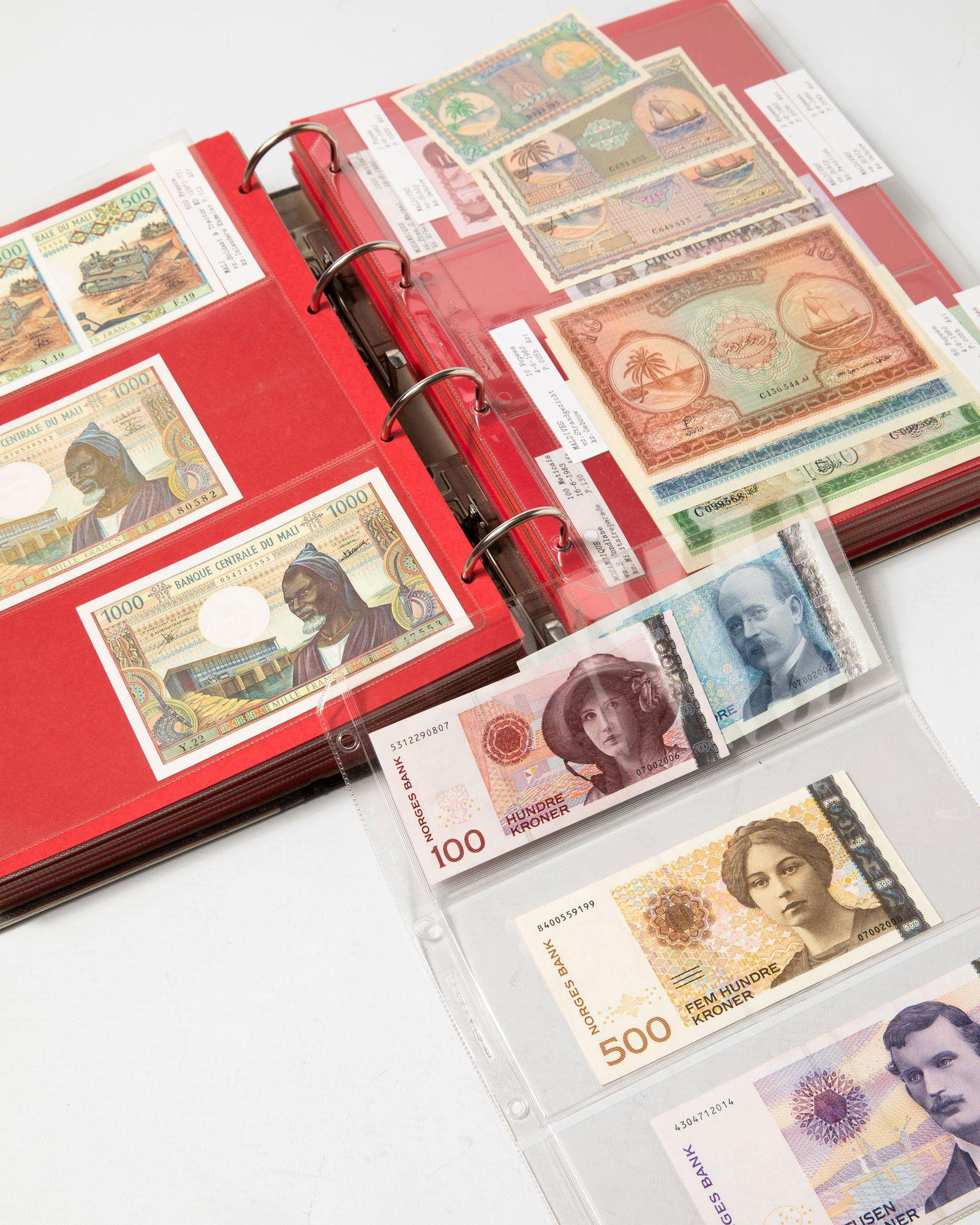 Album different bank notes M-N, Malawi-Norway (1 of 20)