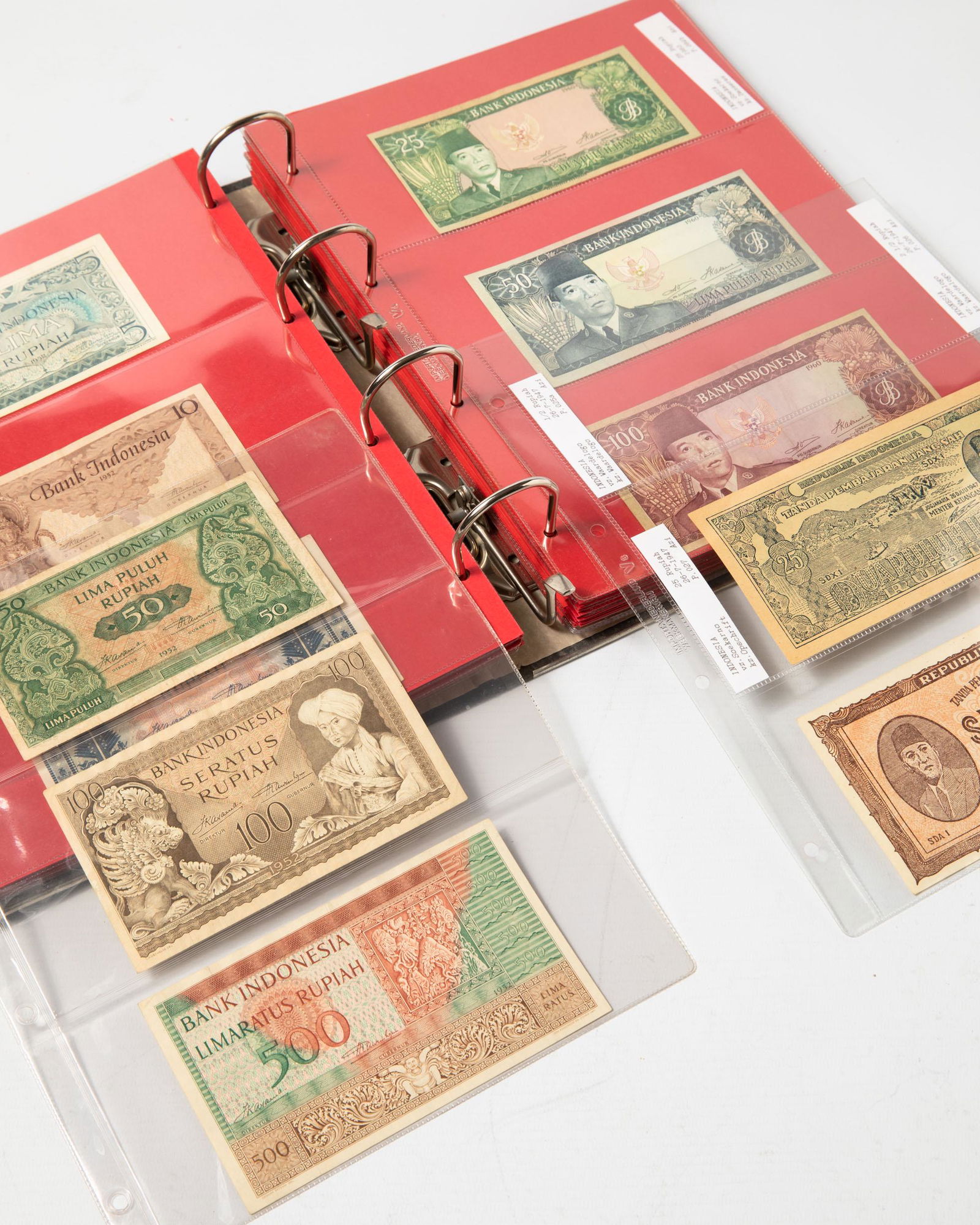 Album different bank notes Indonesia, Surinam (1 of 19)