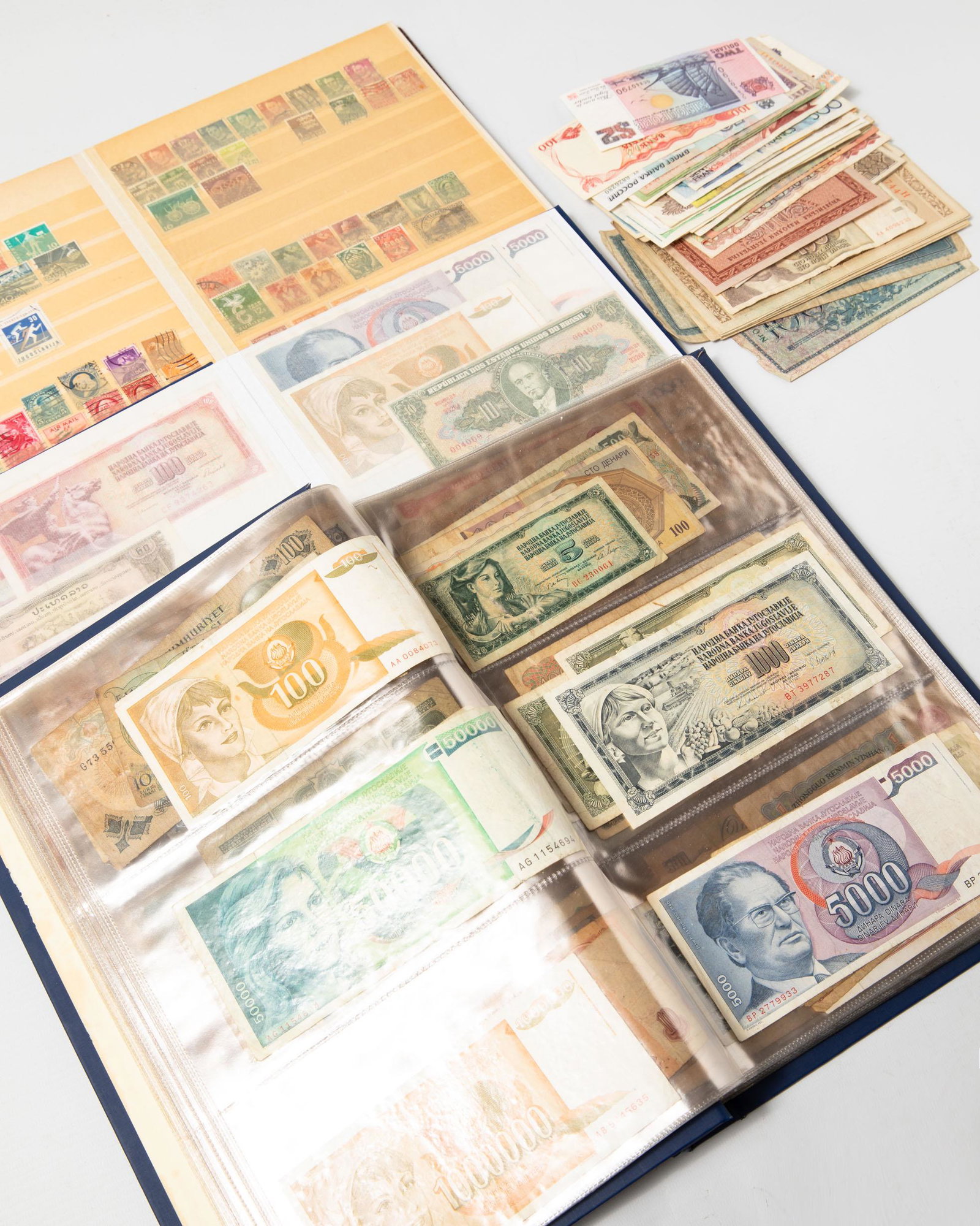 Convolut 3 Albums various stamps + banknotes: 3 albums with different stamps from Germany (Third Reich, GDR, FRG), Belgium, Netherlands, Great Britain, Spain, Monaco, Guinea, Greece, Yugoslavia, Switzerland, Congo, Denmark, Poland, Austria, Colom