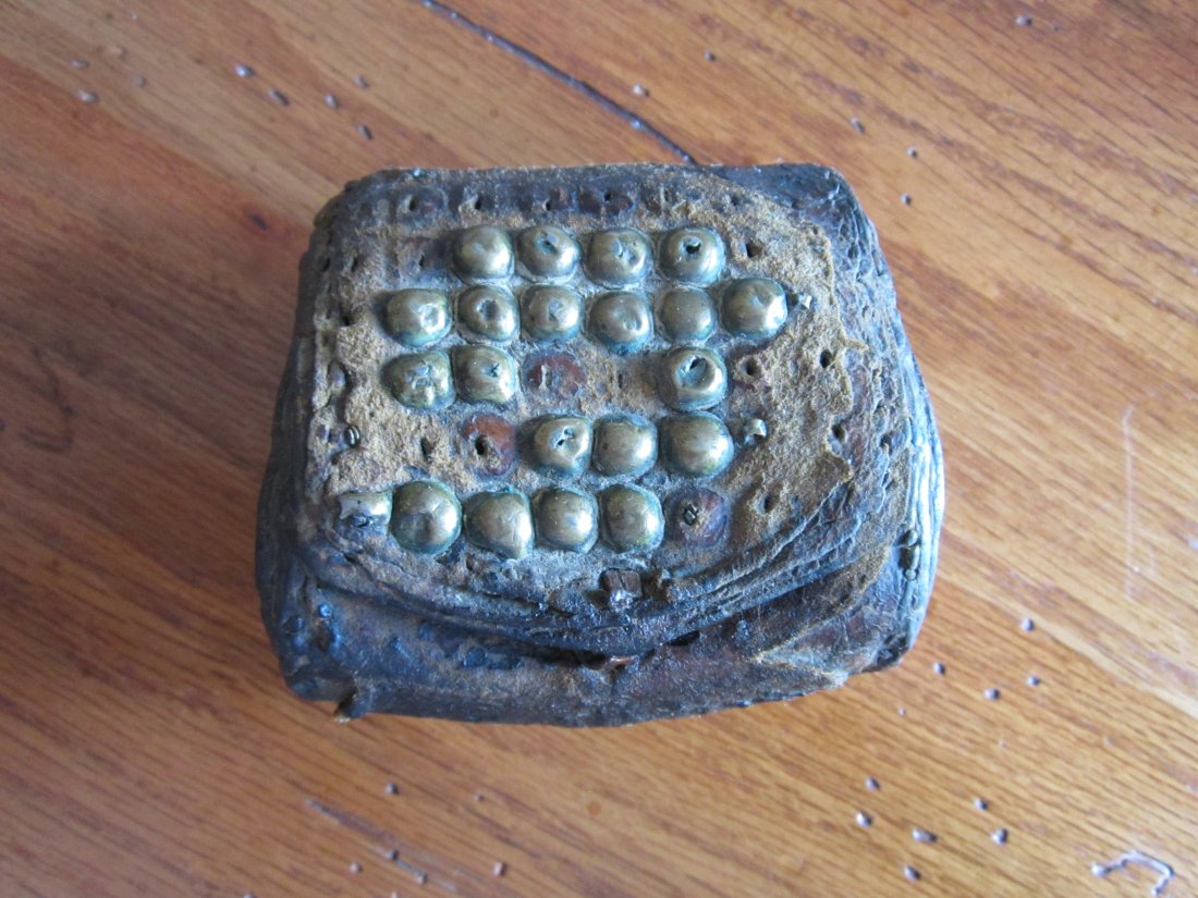 Revolutionary War Folk Art Leather Pouch with Brass Tacks.  (C440) (1 of 7)
