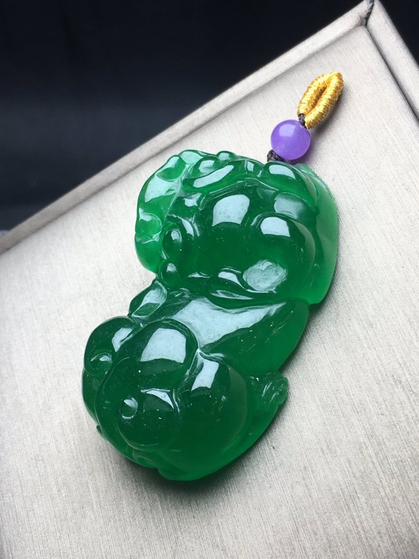 Ice green thick three-dimensional jade ornament: Ice green thick three-dimensional jade ornament. The jade is warm and delicate, the color is natural, the knives are old, the shell is first-class, the carving is vivid, the lines are smooth, and the 