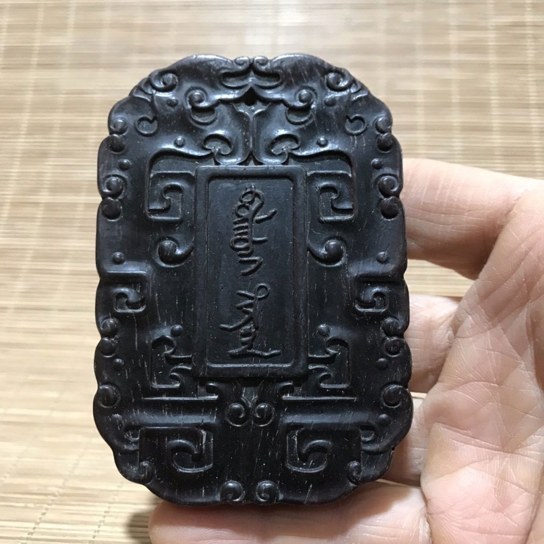 Agarwood Ornament: Pure old spice, fine wood, dark skin, square card, shallow relief carved characters, story themes, full of artistic conception, both form and spirit, sophisticated knife, engraved poems on the reverse