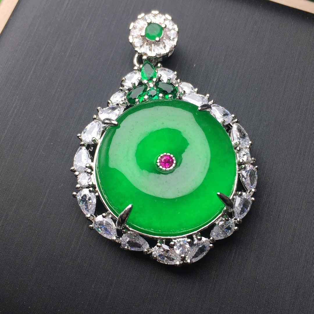 Ice green inlaid safety buckle: Ice green inlaid safety buckle The products are round and shiny, with top quality, worthy of collection