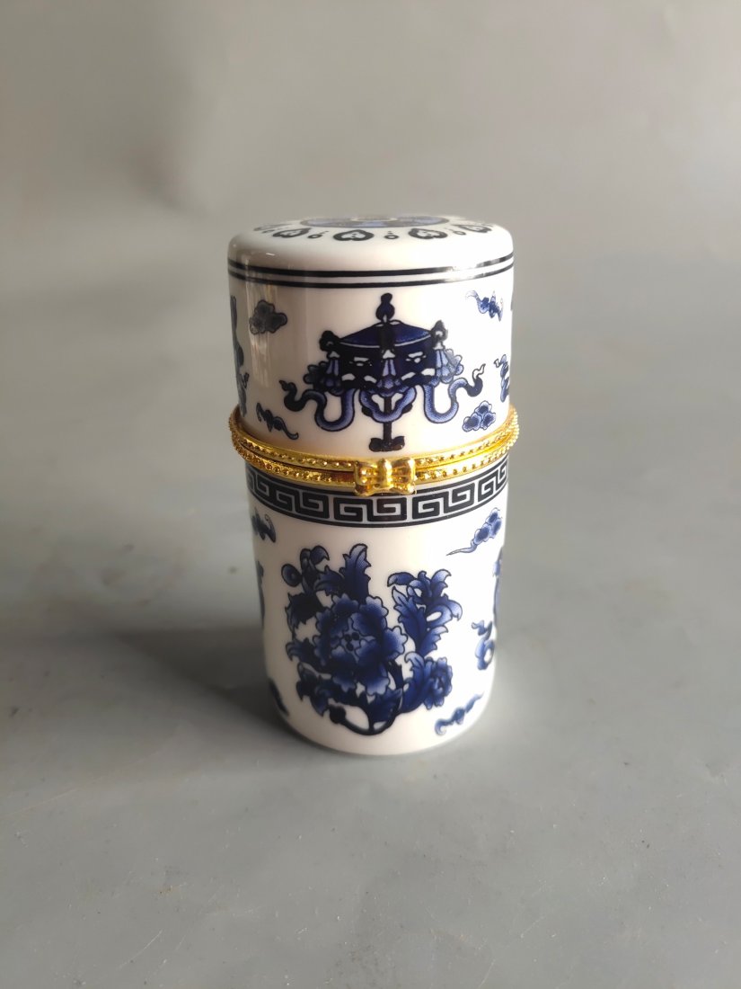 blue and white porcelain box: old collection blue and white porcelain box Items are brightly colored and have clear lines. The bottle is beautifully patterned and has a long history.