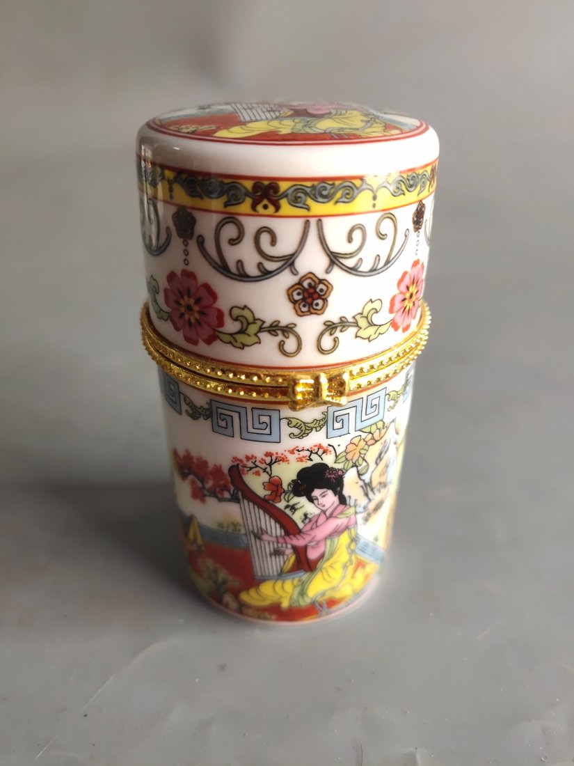 blue and white porcelain box: old collection blue and white porcelain box Items are brightly colored and have clear lines. The bottle is beautifully patterned and has a long history.