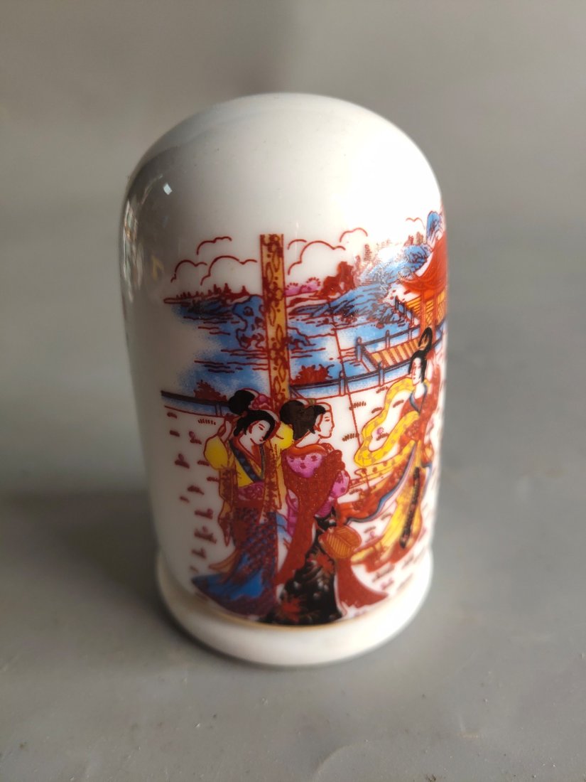 Porcelain box: Porcelain box Items are brightly colored and have clear lines. The bottle is beautifully patterned and has a long history.