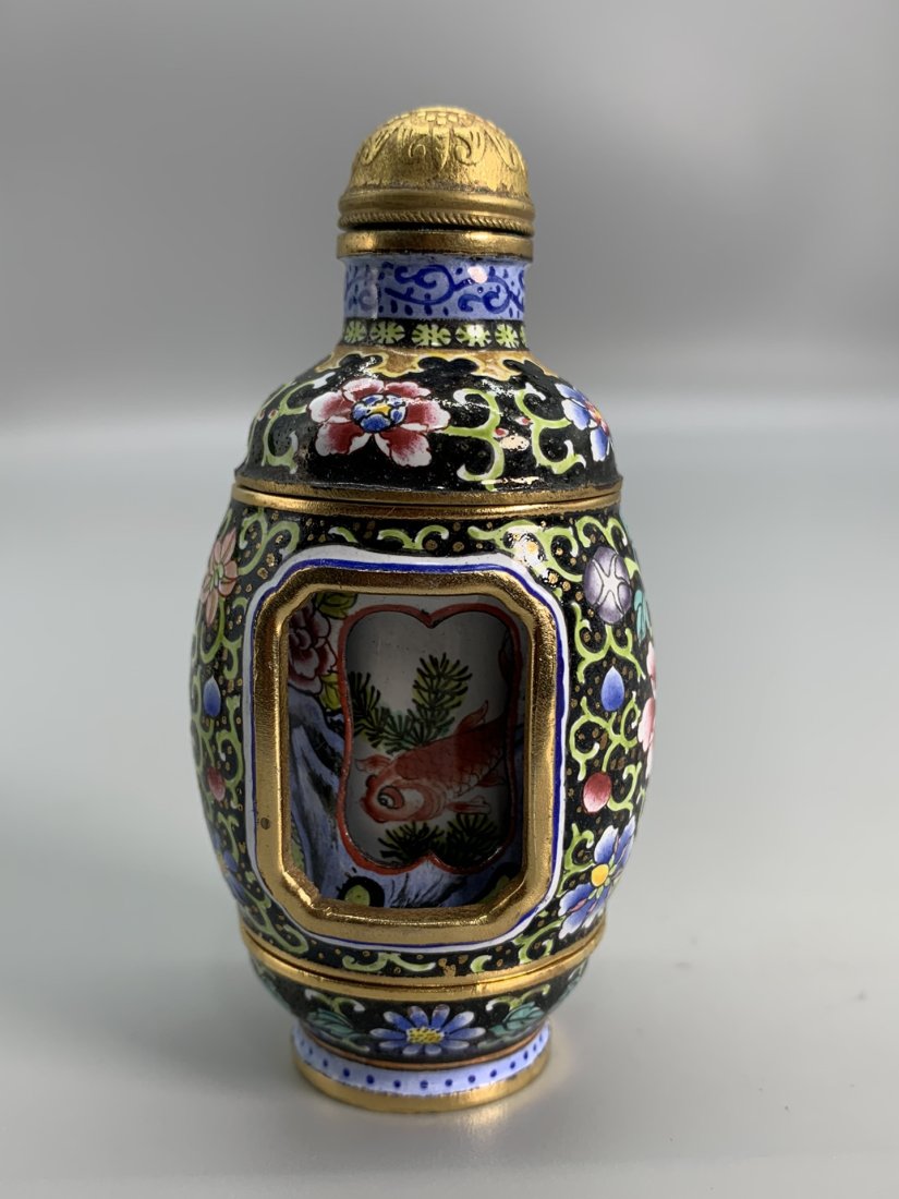 Cloisonne Enamel Turning Heart Snuff Bottle: old collection Cloisonne Enamel Turning Heart Snuff Bottle Full of cultural charm. Product is intact.