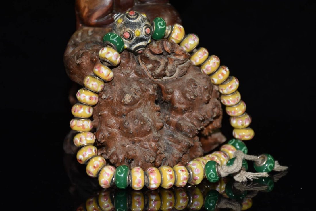 Glazed Colored Hand-held Bracelet Ornament: old collection Glazed Colored Hand-held Bracelet Ornament The pattern is clear, the colors are vivid, and the lines are clear. historical.