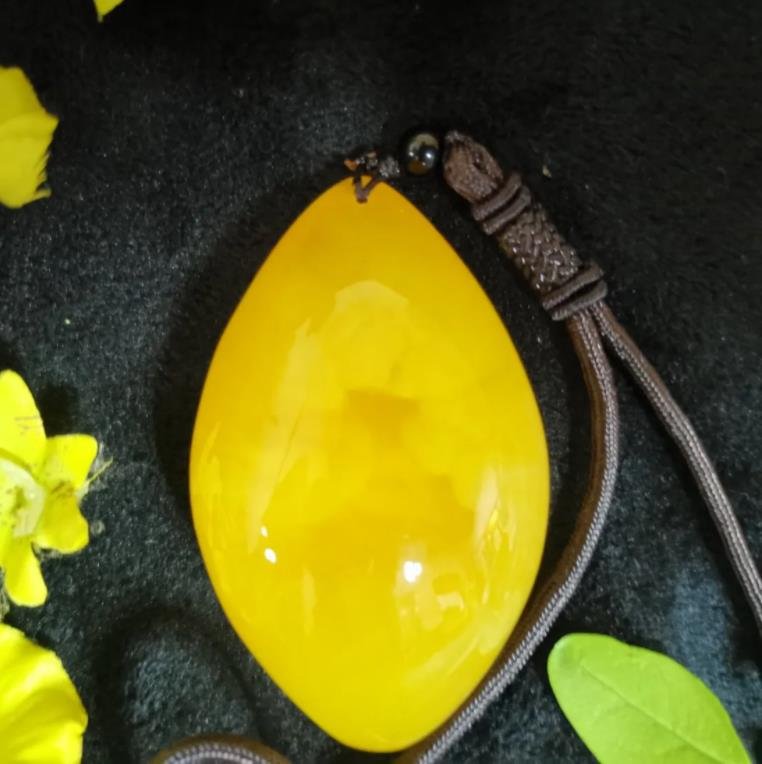 Amber Ornament: Beeswax, a variety of amber, opaque or semi-opaque amber is called dense wax, a fossil of tree fat. It is an amorphous body without a fixed internal atomic structure and external shape, and the fractu