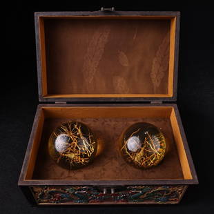 Precious and rare amber rough stone ball from the imperial collection of the Qing Dynasty: Precious and rare amber rough stone ball from the imperial collection of the Qing Dynasty