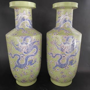 Qing Dynasty blue-and-white element color bean green glaze fine craftsmanship micro-carved dragon pa: Qing Dynasty blue-and-white element color bean green glaze fine craftsmanship micro-carved dragon pattern bottle the texture is clear, and the culture is full of flavor. The product is intact and