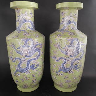 Qing Dynasty blue-and-white element color bean green glaze fine craftsmanship micro-carved dragon pa: Qing Dynasty blue-and-white element color bean green glaze fine craftsmanship micro-carved dragon pattern bottle the texture is clear, and the culture is full of flavor. The product is intact and