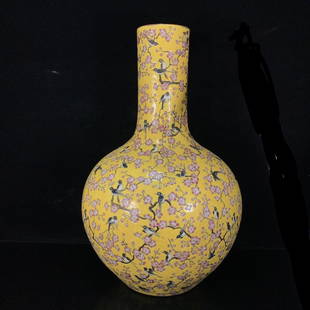 Famille Ball Bottle with Mark of Xuantong Qing: Famille Ball Bottle with Mark of XuantongÃ¯¼Å’Qing Dynasty.The shape is exquisite, the pattern is clear, and the color is bright. It has important historical and cultural connotations and