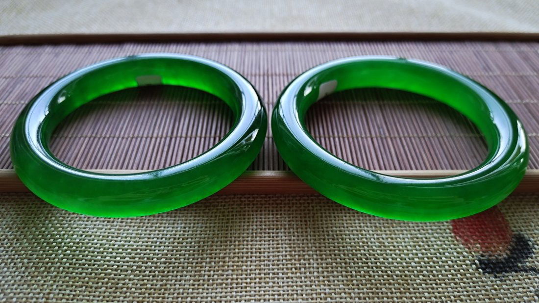 High Ice Emperor Green Jade Bracelet (1 of 8)