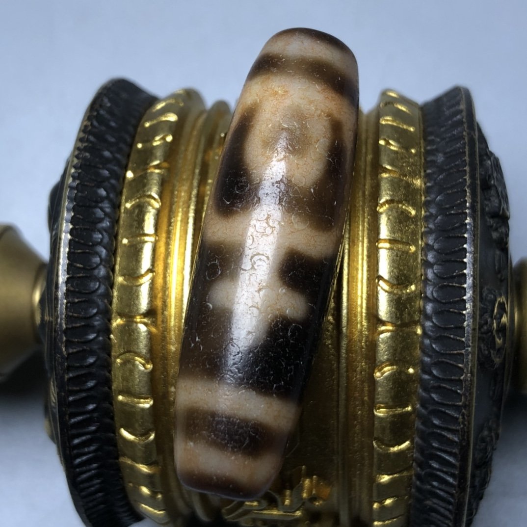 High-oil pulp [Treasure Bottle Dzi]: The bite color is clear, and the orange peel pattern is delicate and thick. The Tibetan meanings are "treasure bottle" and "eternal life" respectively, which symbolize immortality. Tibetan Buddhist be
