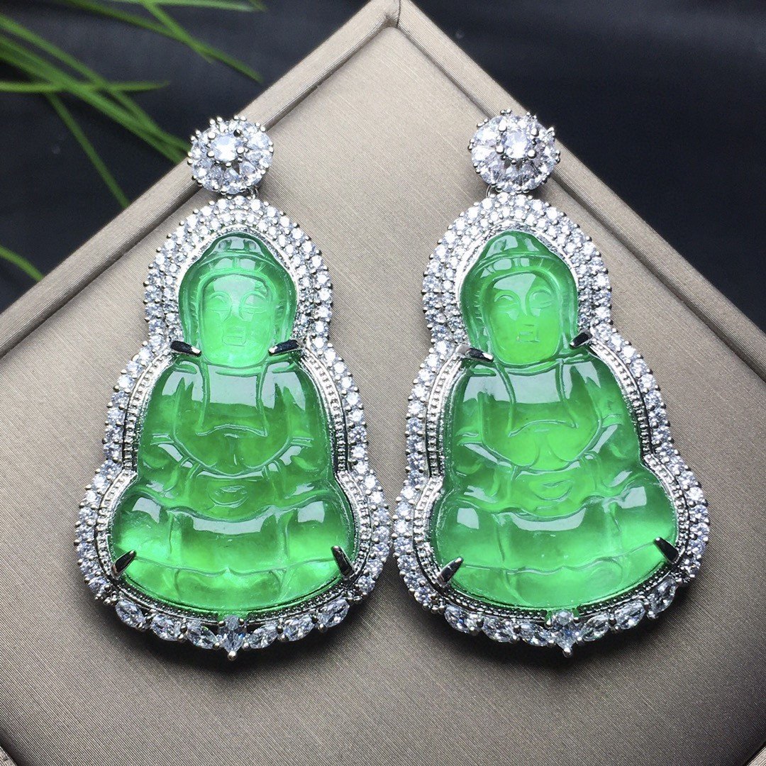 Ice green jadeite back cover inlaid Guanyin: Ice green jadeite back cover inlaid Guanyin The carving is exquisite, the jade is delicate, and the pulp is old-fashioned. The details are as shown in the figure