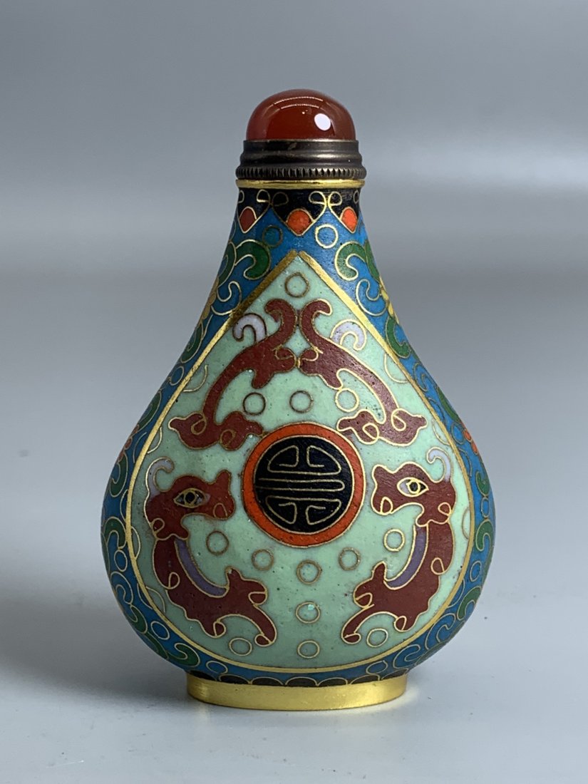 Cloisonne Enamel Snuff Bottle: Glass interior painting snuff bottle Items are brightly colored and beautifully patterned. Great culturalatmosphere
