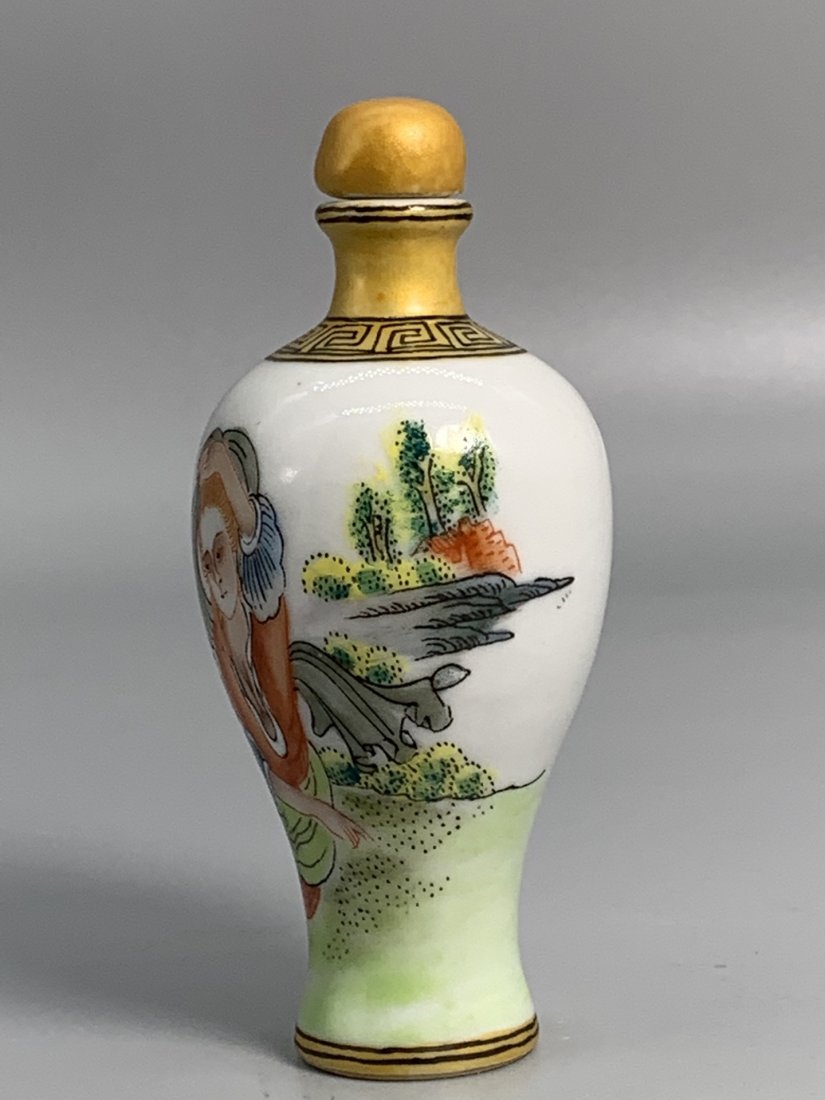 ceramic snuff bottle: ceramic snuff bottle Items are brightly colored and beautifully patterned. Great culturalatmosphere