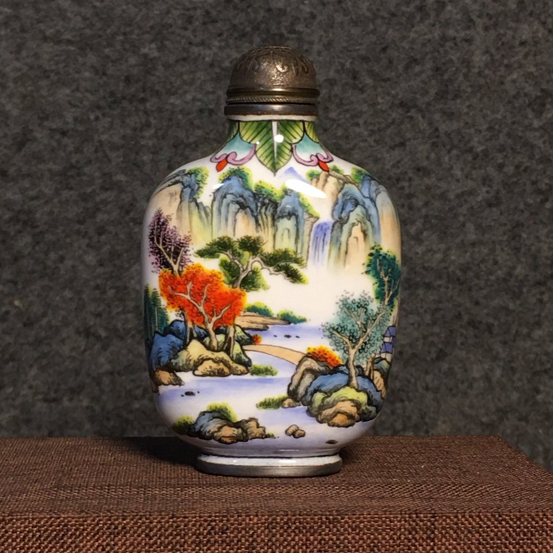 Copper painted enamel color snuff bottle: Copper painted enamel color snuff bottle Items are brightly colored and beautifully patterned. Great culturalatmosphere