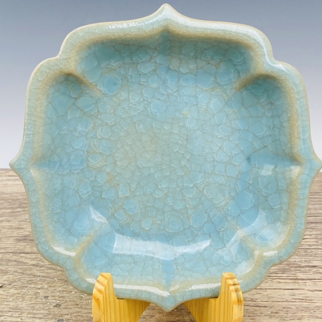 Ru Porcelain Borneol Pen Wash: Items are brightly colored and beautifully patterned. Great culturalatmosphere.