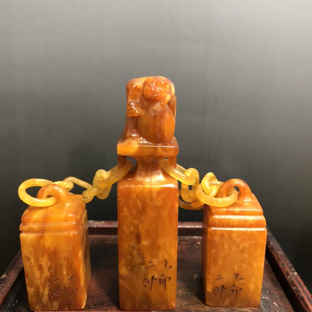Shoushan Stone Lighting Frozen Field Yellowstone: The three chain seal is exquisitely carved, the stone is fine and full, the radish grain is clear, and the red blood is full. Works of the famous sculptor [Er Zhong]