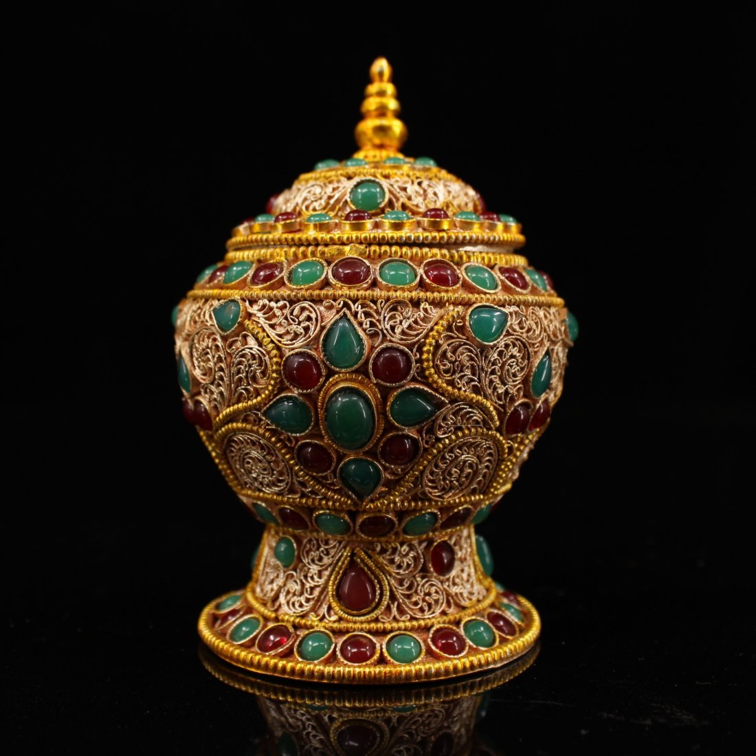 Tibetan temples collect Tibetan silver, and hand made jewel inlaid sarira jar: Tibetan temples collect Tibetan silver, and hand made jewel inlaid sarira jar