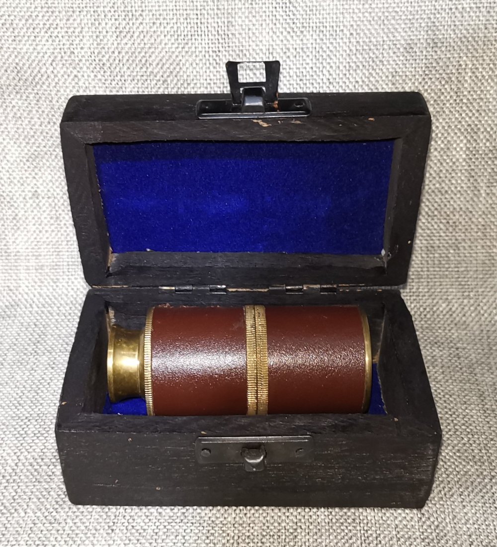 Telescope in treasure wooden box: Telescope in treasure wooden box The item is well preserved. Excellent quality, round and shiny, perfect.