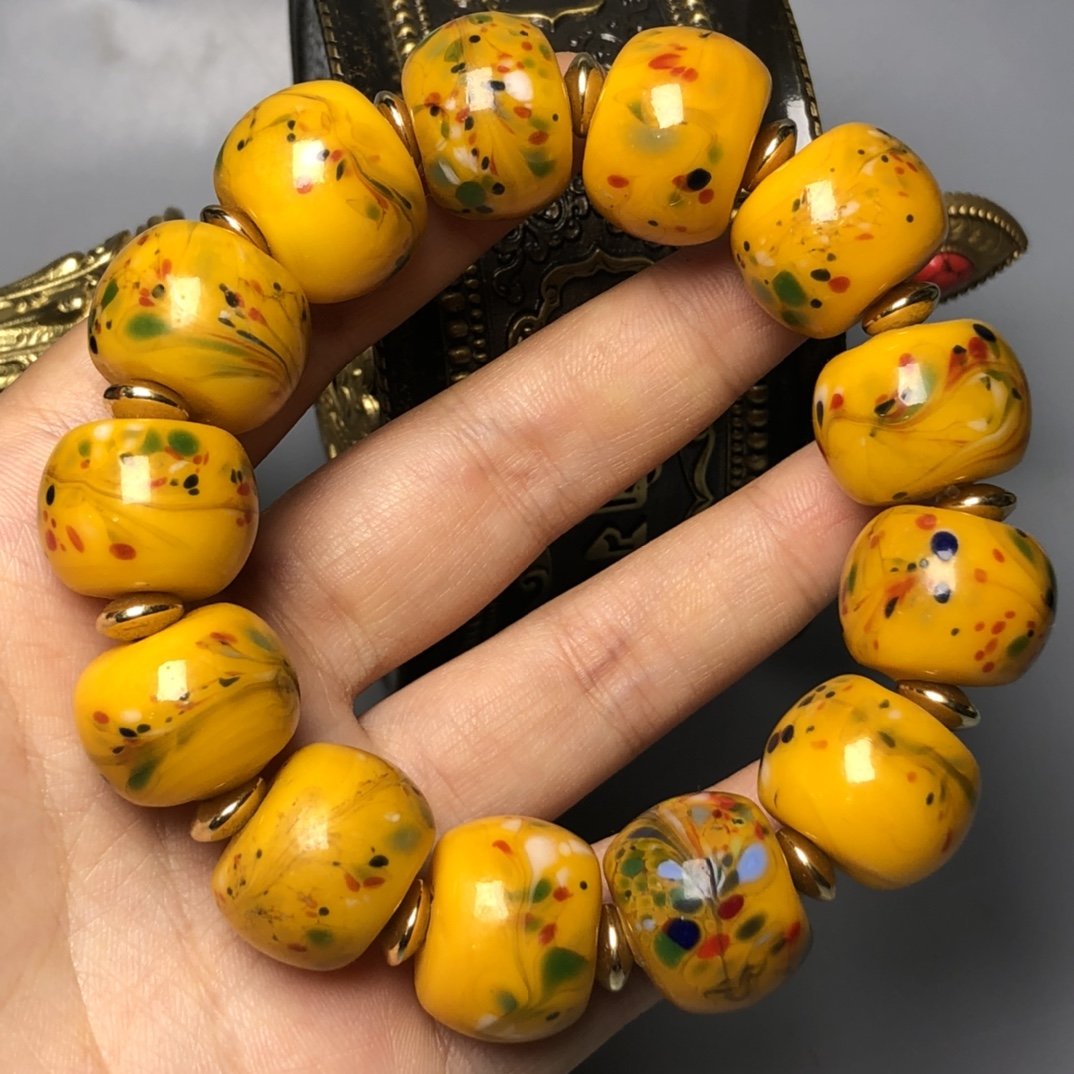 Preserved Old Glass Phoenix Tail Bracelet: Colored glaze has been used exclusively by the royal family since ancient times. Not only that, colored glaze is known as "one of the seven treasures of Buddhism" in the Buddhist sense, and it is a th