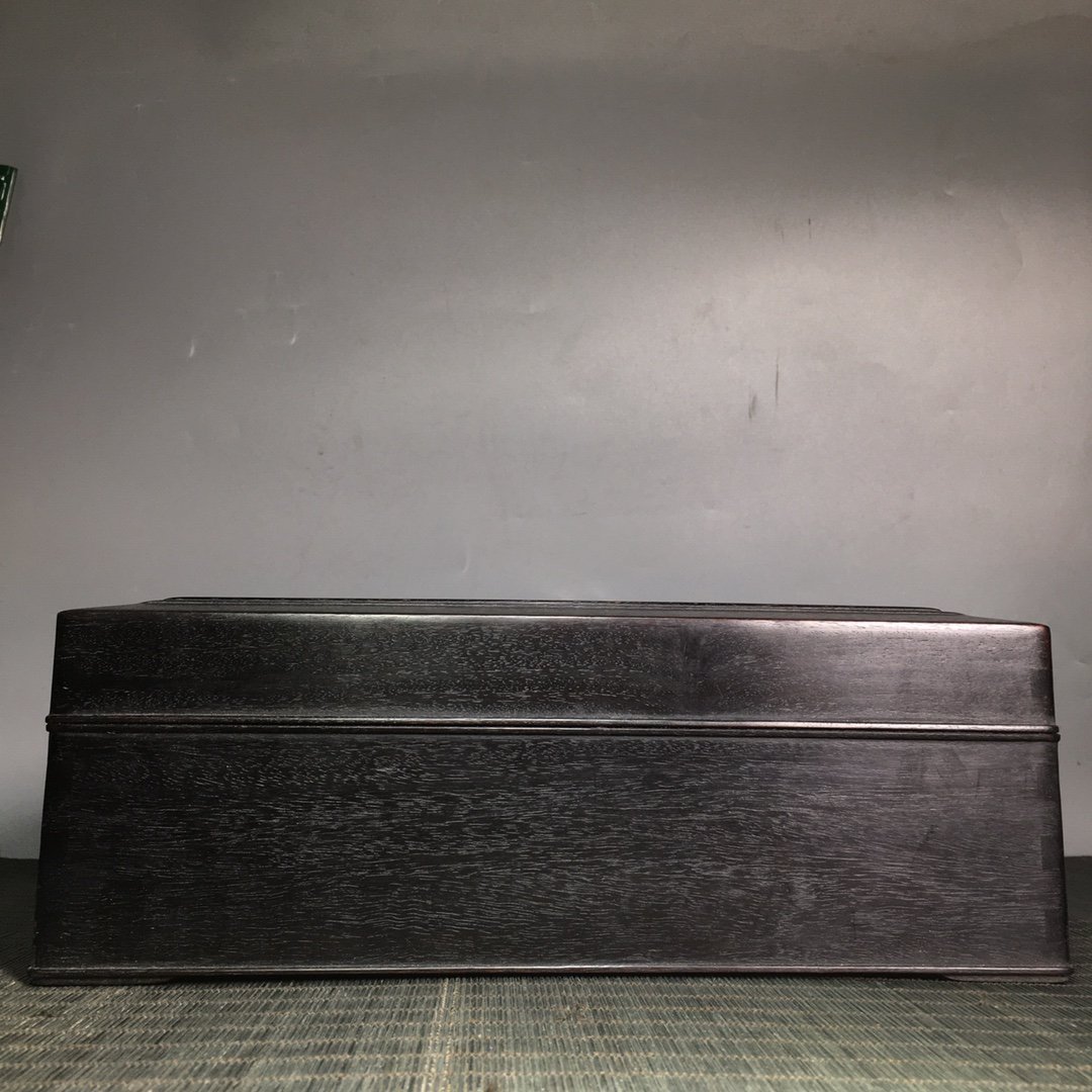 Purple sandalwood box: Purple sandalwood box The item is well preserved. Excellent quality, round and shiny, perfect.