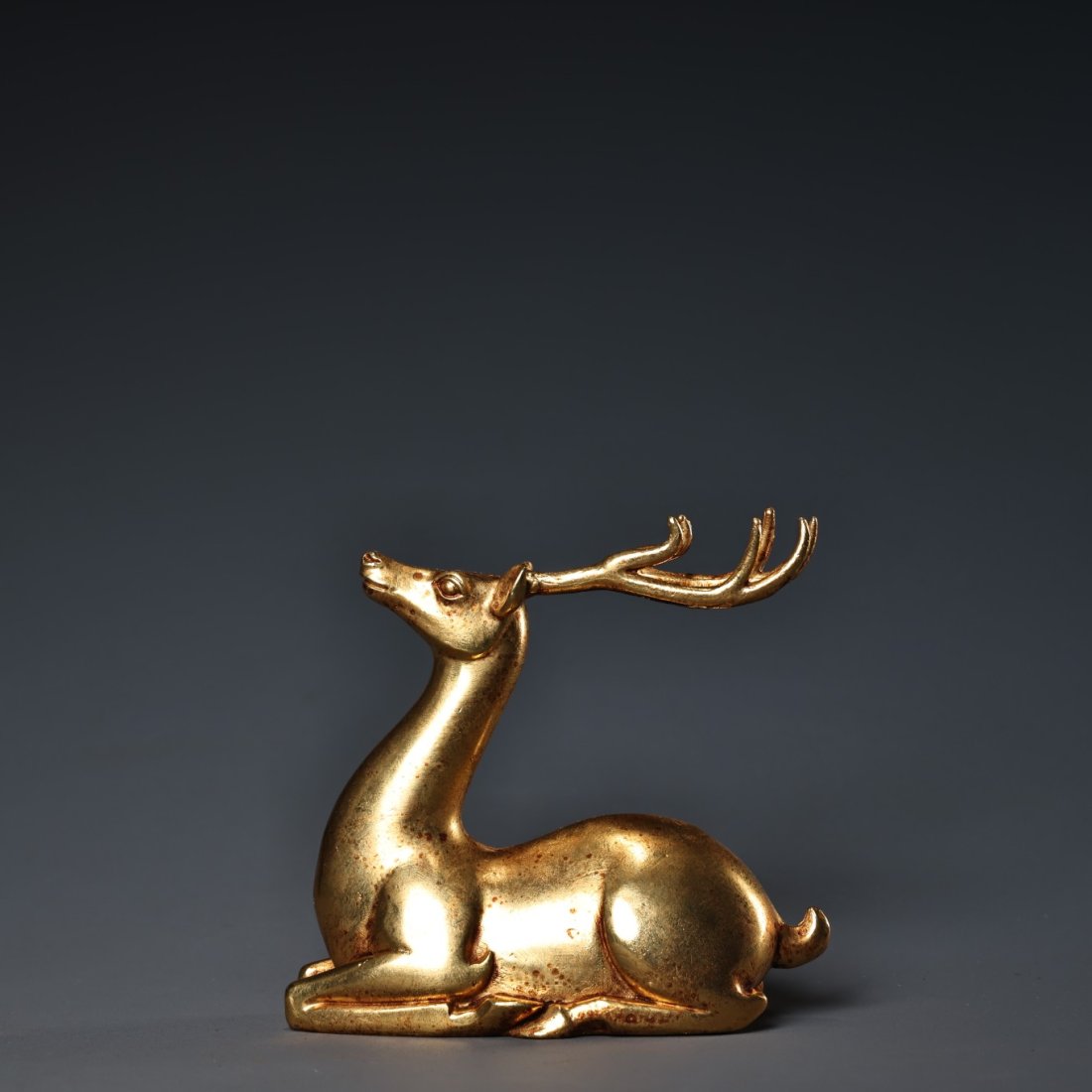 Precious old relief chisel engraved pure bronze gilt deer: Precious old relief chisel engraved pure bronze gilt deer.The item is exquisitely carved and well preserved. Good quality, round and shiny, with cultural flavor