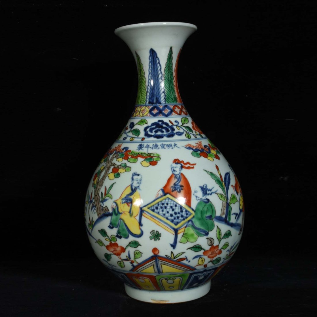 Ming Dynasty Xuande jade pot and spring vase with five-color figure and story pattern: Ming Dynasty Xuande jade pot and spring vase with five-color figure and story pattern. Items are brightly colored and beautifully patterned. Great culturalatmosphere.