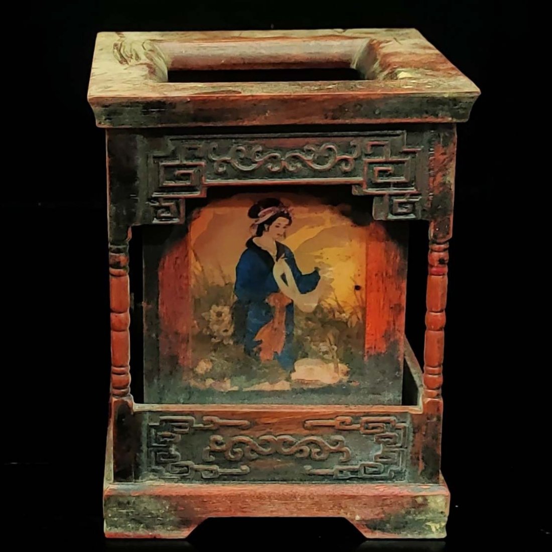 Rosewood Hollow Pen Holder: Rosewood Hollow Pen Holder The item is exquisitely carved and well preserved. Good quality, round and shiny, with cultural flavor