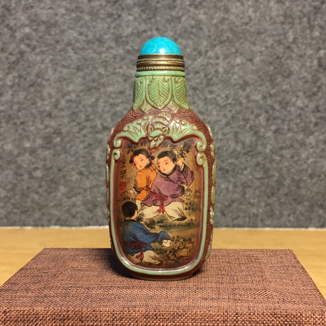 Snuff Bottle with Glass Carving and Inside Painting: Snuff Bottle with Glass Carving and Inside Painting. The items are perfect, the pulp is old-fashioned, and the cultural atmosphere is strong.
