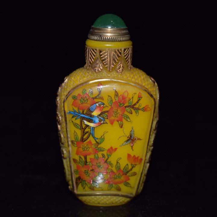 Old collection of exquisite glass and gold painting snuff bottle: Old collection of exquisite glass and gold painting snuff bottle The item is well preserved. Excellent quality, round and shiny, perfect.