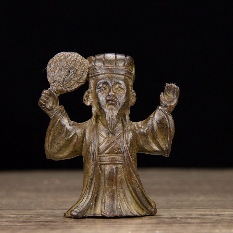 Copper-plated tea pet Zhuge Liang Kongming Chibi battle incense insert small ornaments: Copper-plated tea pet Zhuge Liang Kongming Chibi battle incense insert small ornaments. The item is exquisitely carved and well preserved. Good quality, round and shiny, with cultural flavor.