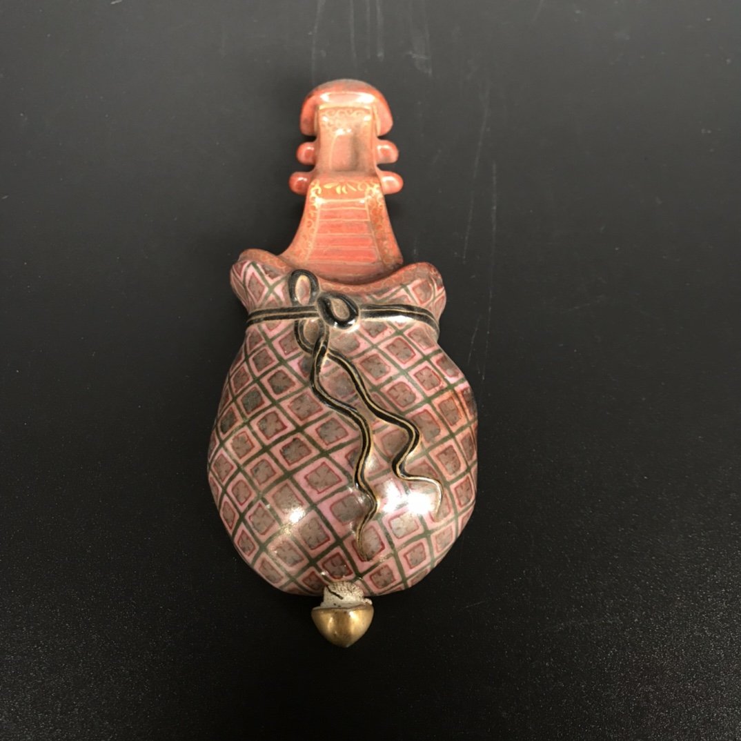 Qing Dynasty: A Porcelain Hand-Painted Enamel Colored Pipa Snuff Bottle: Qing Dynasty: A Porcelain Hand-Painted Enamel Colored Pipa Snuff Bottle The item is well preserved. Excellent quality, round and shiny, perfect.