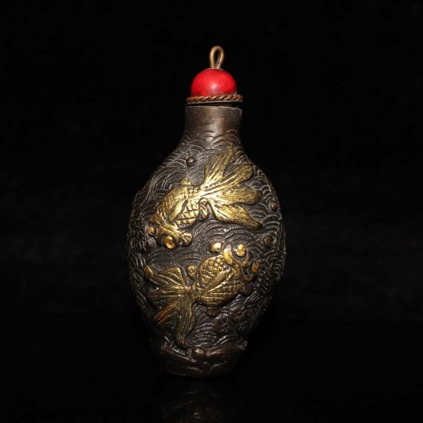 Pure copper gilt goldfish picture snuff bottle decoration: Pure copper gilt goldfish picture snuff bottle decoration Items are brightly colored and beautifully patterned. Great culturalatmosphere