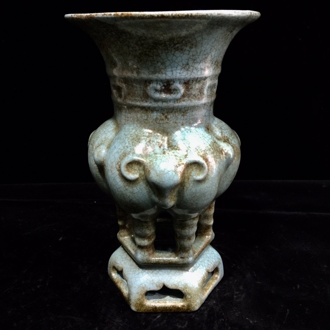 Handed down from generation to generation, Song Ru porcelain three sheep statue: Handed down from generation to generation, Song Ru porcelain three sheep statue The shape is dignified, the pulp is old-fashioned, and the cultural atmosphere is great