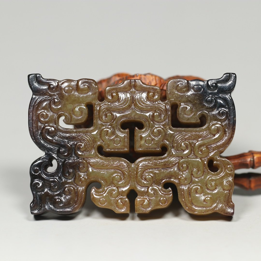 Old Hetian Jade of the Han Dynasty [Ruyi Double Dragon Jade Bi] Pendant: Old Hetian Jade of the Han Dynasty [Ruyi Double Dragon Jade Bi] Pendant. The carving is exquisite, the jade is exquisite, the paste is old-fashioned, and the details are as shown in the figure.