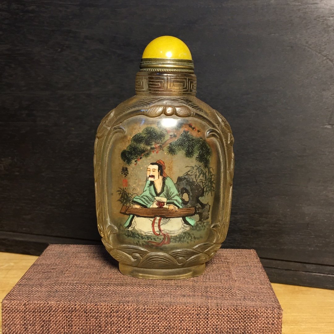Snuff bottle with glass carving and interior painting: Snuff bottle with glass carving and interior painting Items are brightly colored and beautifully patterned. Great culturalatmosphere