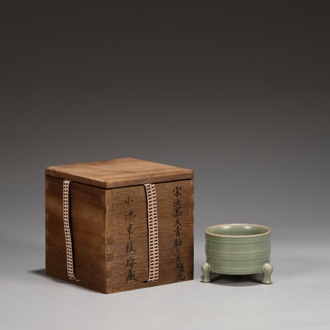 Northern Song Dynasty Ru Kiln Azure Glazed Tripod Washer: Northern Song Dynasty Ru Kiln Azure Glazed Tripod Washer The item is well preserved. Excellent quality, round and shiny, perfect.