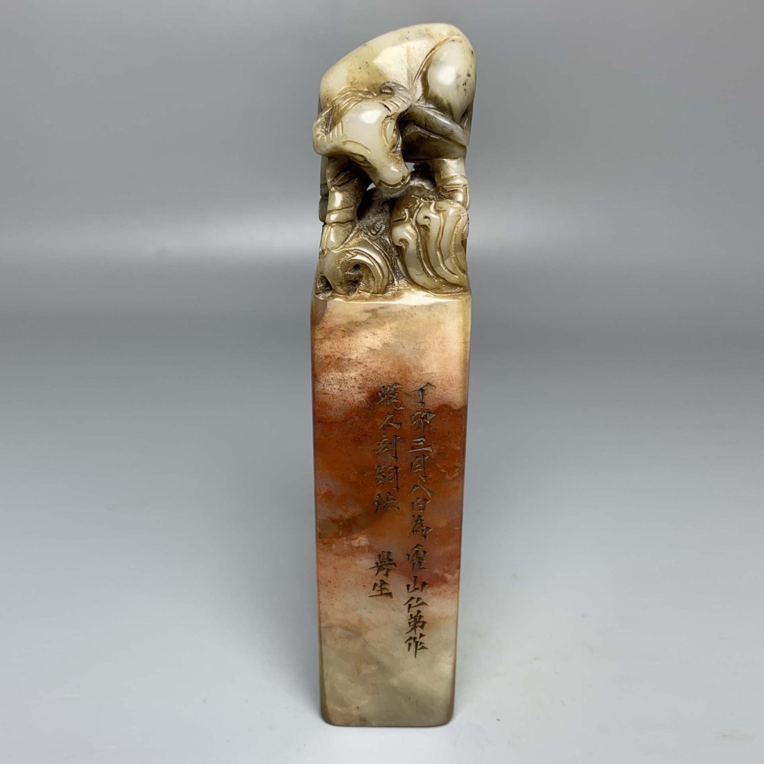 Rare raw stone hand-carved Furong Shoushan stone seal: Rare raw stone hand-carved Furong Shoushan stone seal The carving is fine, deep and high relief, unique in appearance, lifelike in charm and vivid in appearance. Pure natural stone color, original ski