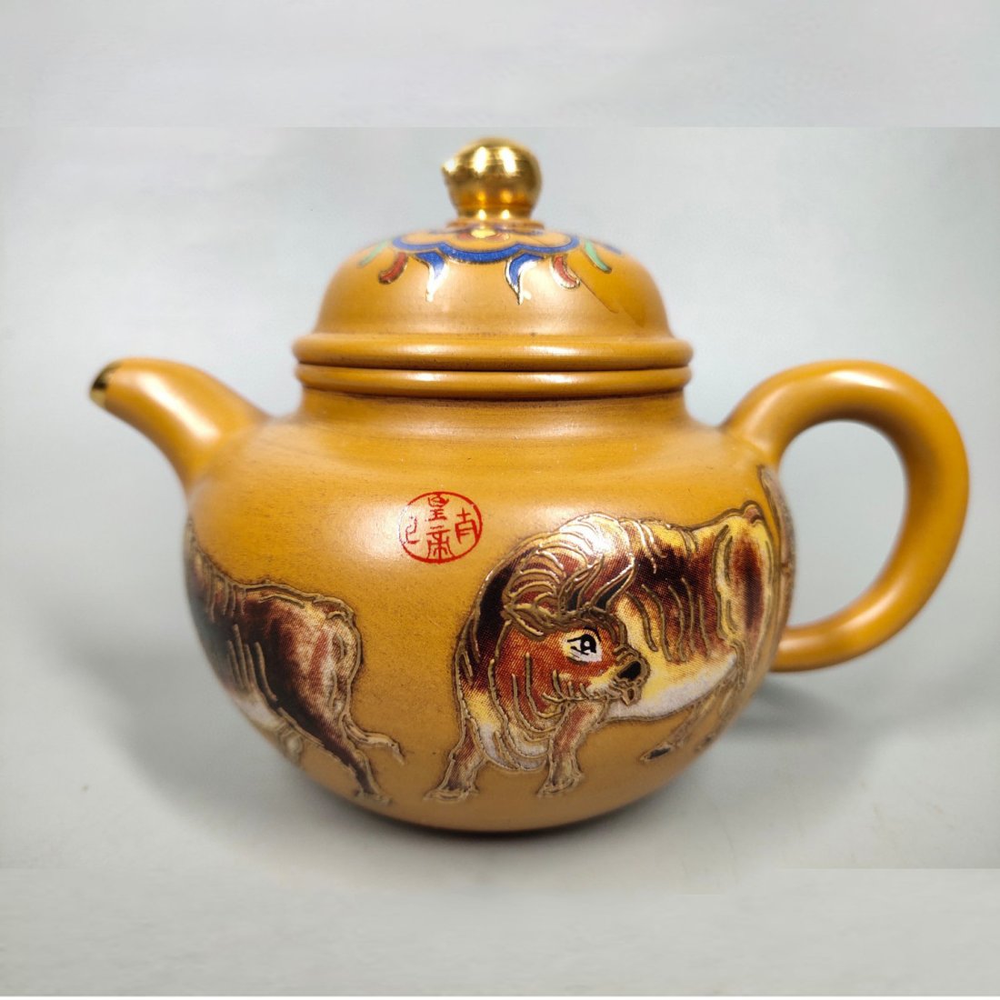 Celebrities' hand-painted gold-painted tire parts, a purple clay teapot with five cattle pictures: Celebrities' hand-painted gold-painted tire parts, a purple clay teapot with five cattle pictures.