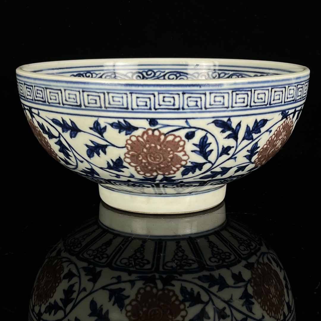 Ming dynasty blue and white lotus bowl: Ming dynasty blue and white lotus bowl.Items are brightly colored and beautifully patterned. Great culturalatmosphere.