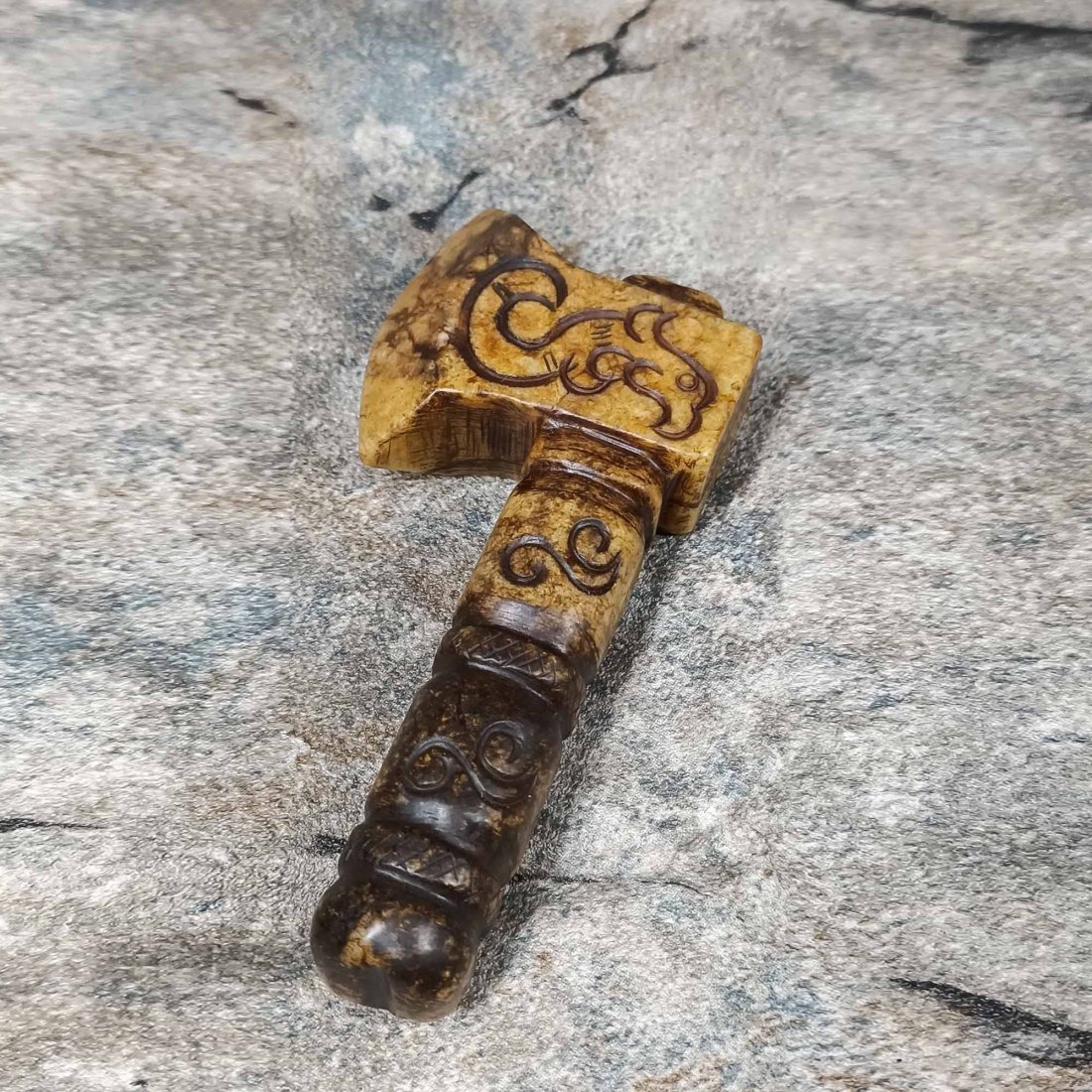 Hotan red jade ax: Hotan red jade axe, exquisite carving, oily and delicate jade texture, seasoned patina, and natural color