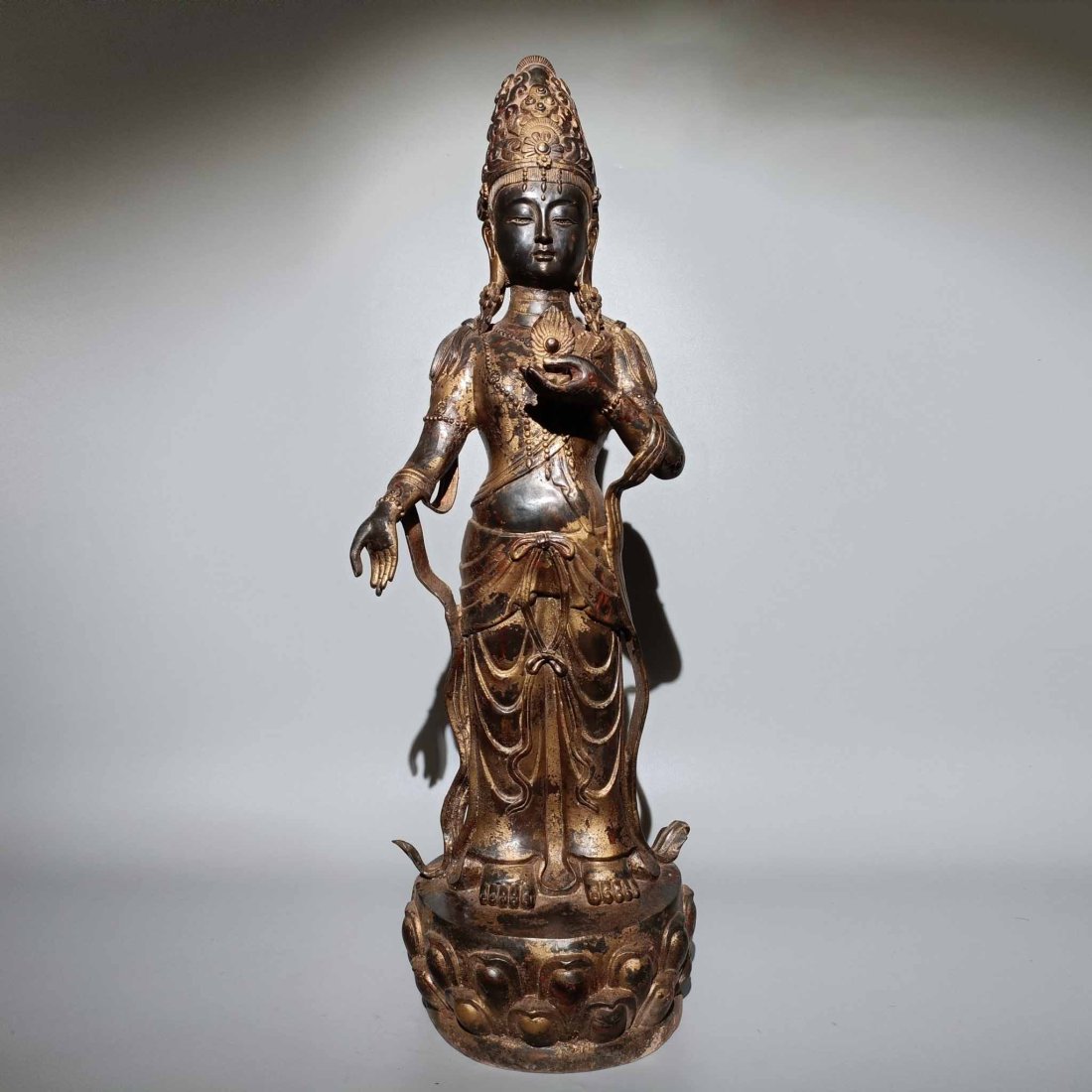 Ming Dynasty Yongle gilt bronze statue of Guanyin Buddha: Ming Dynasty Yongle gilt bronze statue of Guanyin Buddha.The shape is dignified, the pulp is old-fashioned, and the cultural atmosphere is great.