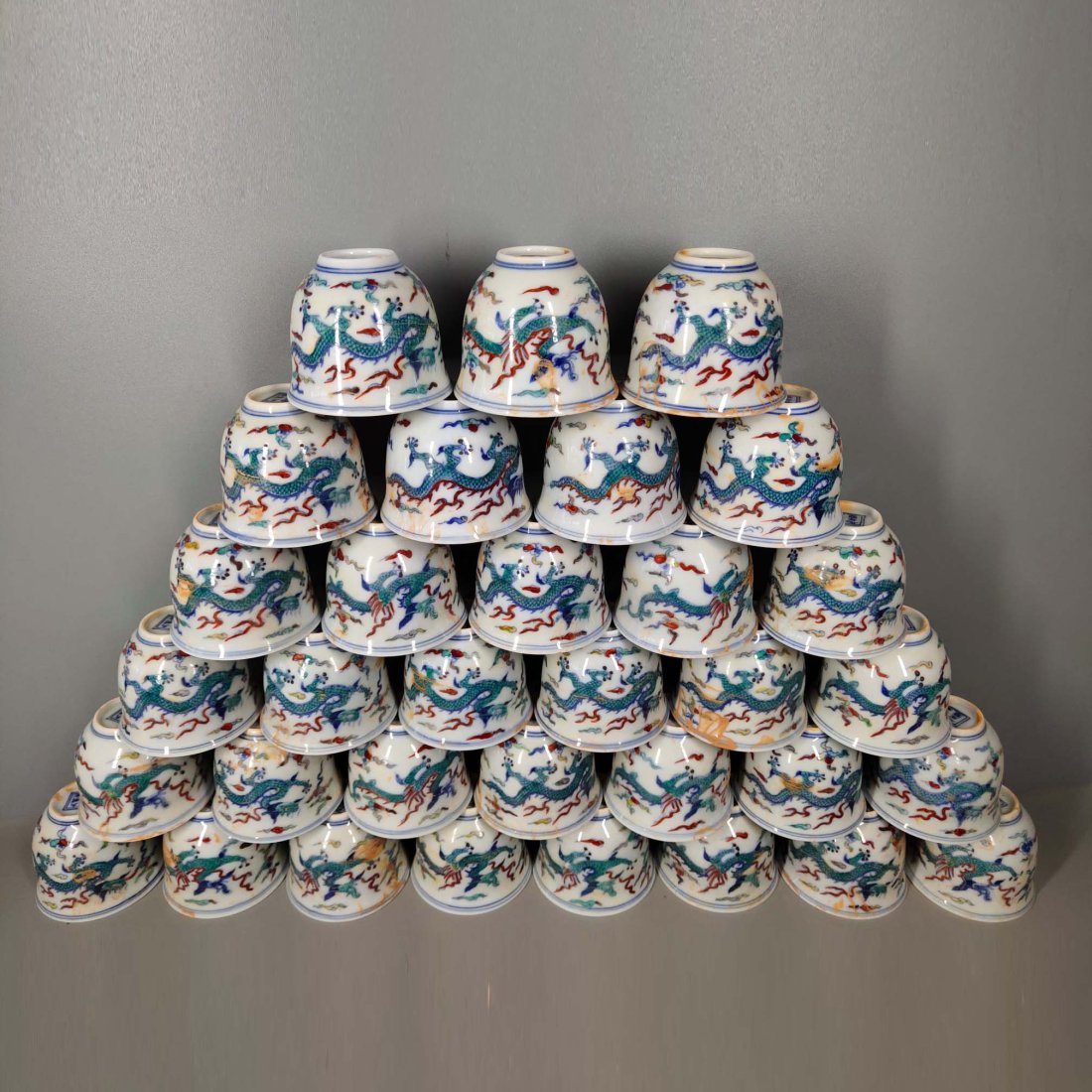 33 thin-tied bucket-colored dragon-pattern tea cups made in Chenghua, Ming Dynasty: 33 thin-tied bucket-colored dragon-pattern tea cups made in Chenghua, Ming Dynasty